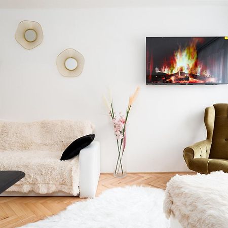 Kingdom Of 3 Roses Apartment Прага Екстериор снимка